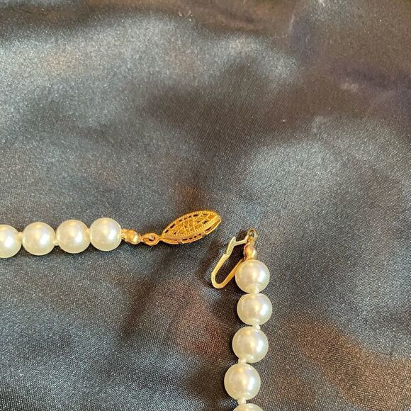 Vintage 80s Faux Pearls with Gold Tone Fish Hook Clasp - Picture 4 of 6